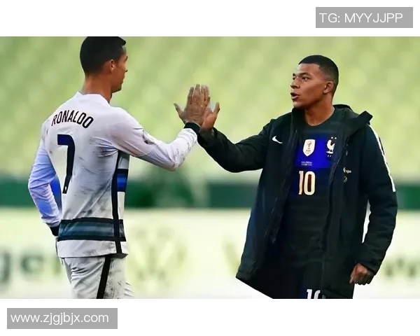 姆巴佩儿时萌照曝光，与C罗携手合影引发网友热议